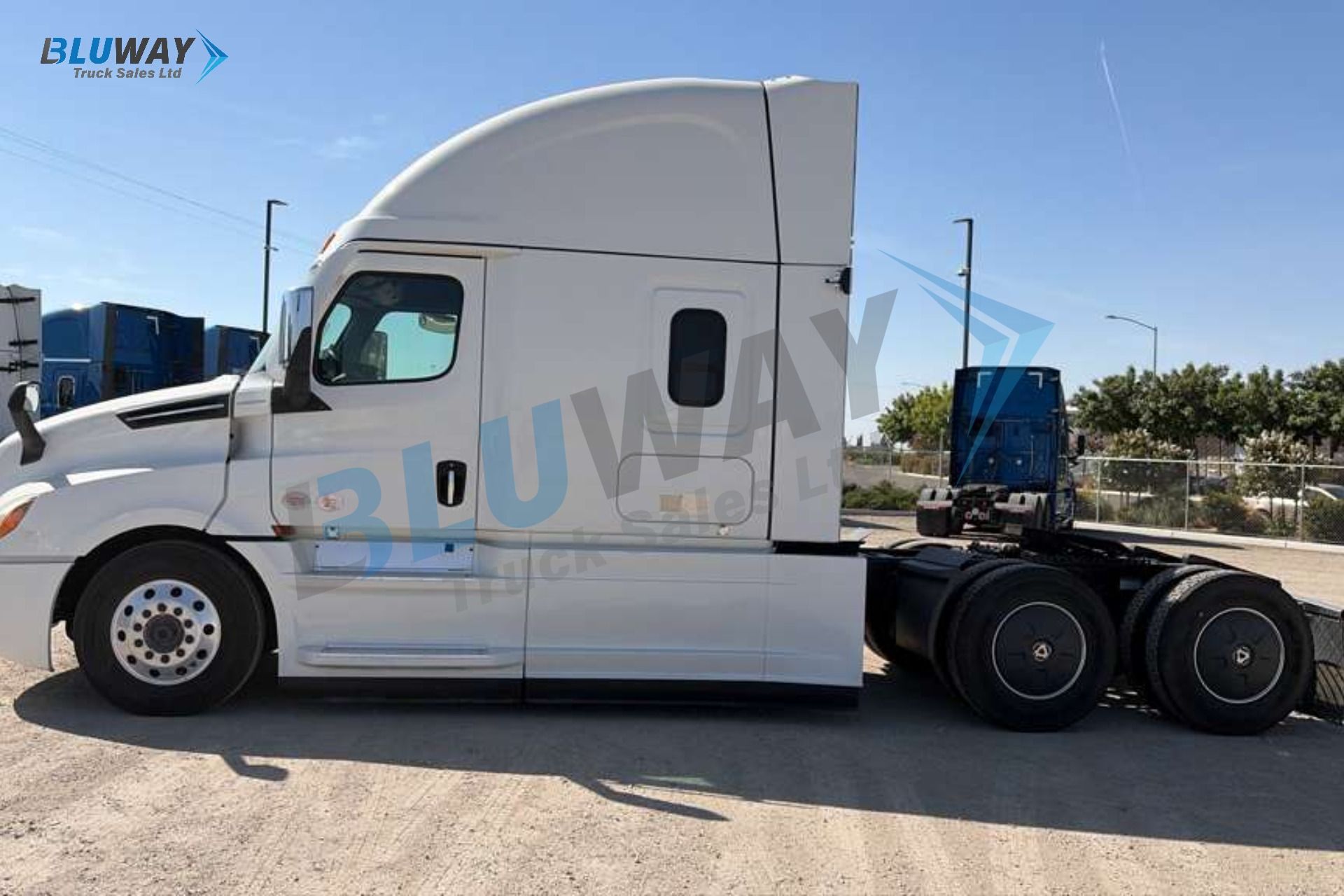 2025 Freightliner Cascadia — photo 5 of 8