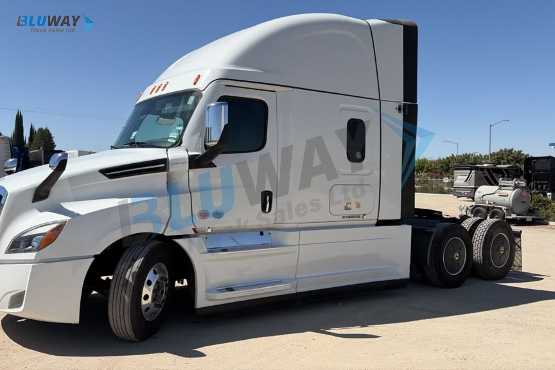 2025 Freightliner Cascadia — photo 1 of 8
