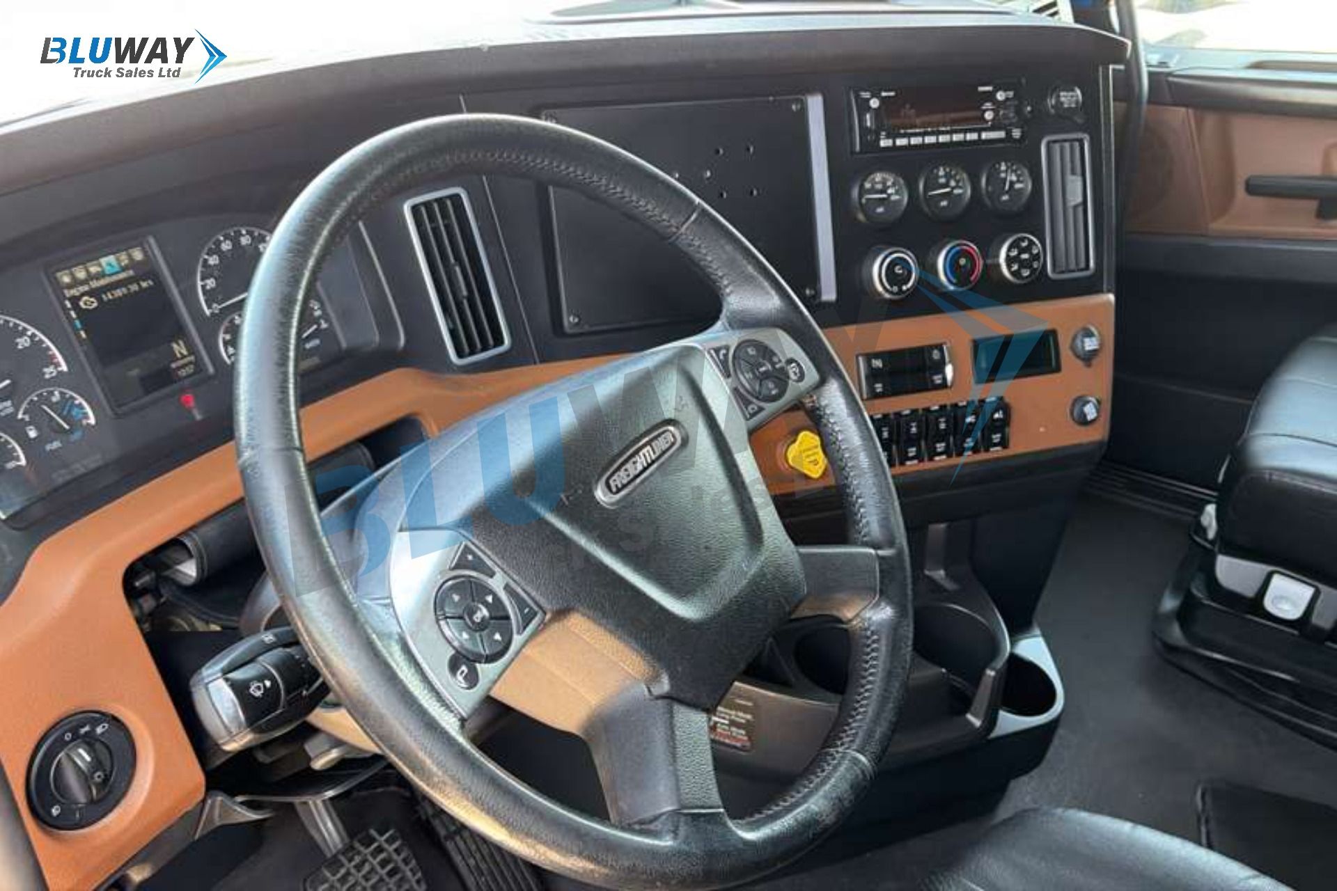2023 Freightliner Cascadia — photo 5 of 8