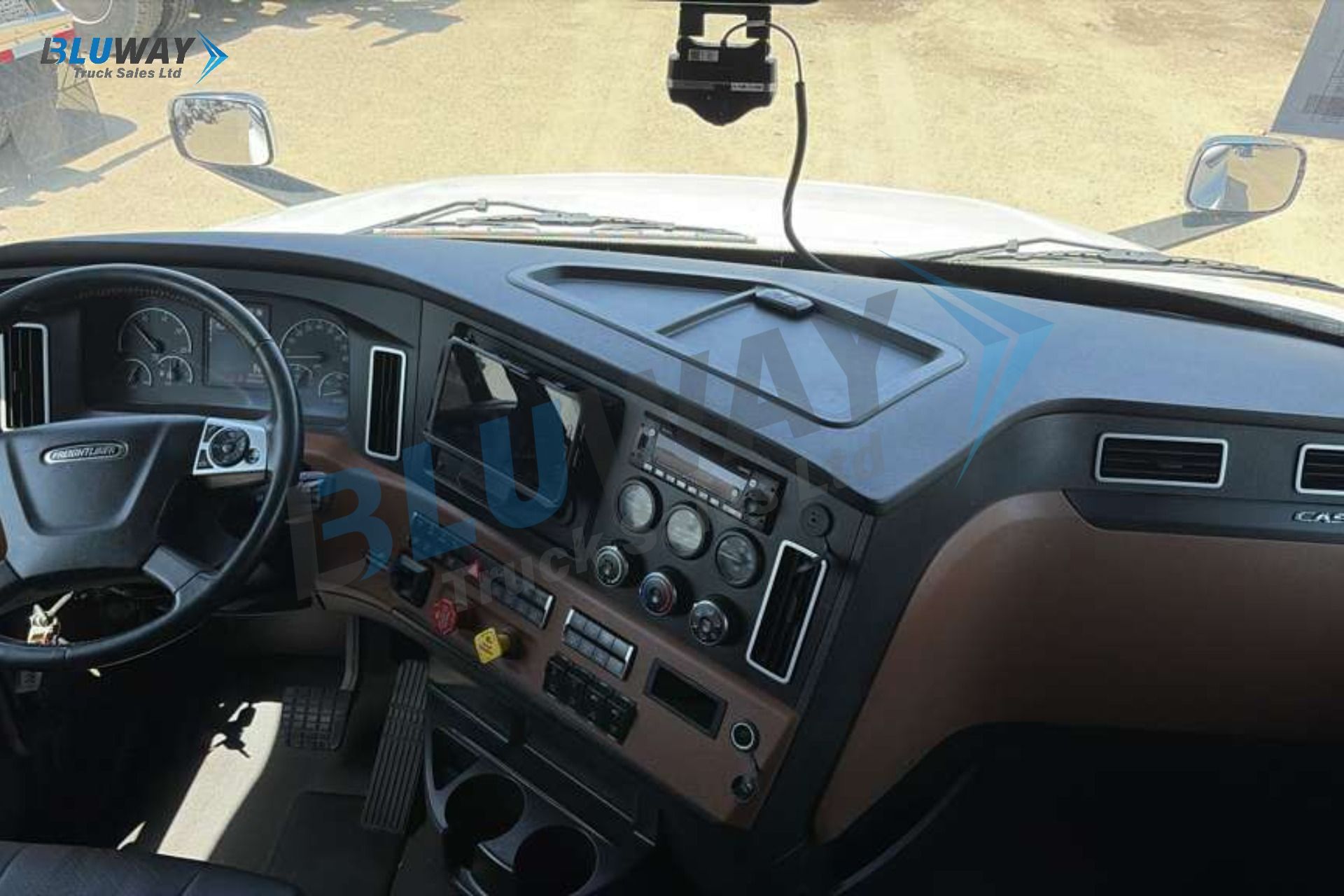 2025 Freightliner Cascadia — photo 7 of 8