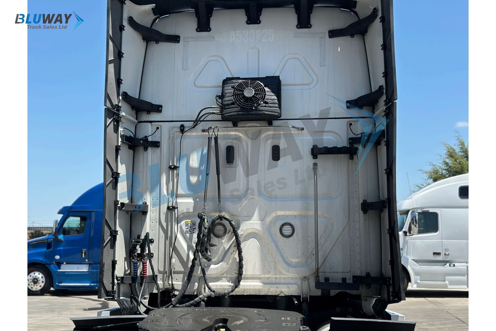 2025 Freightliner Cascadia โ photo 4 of 8