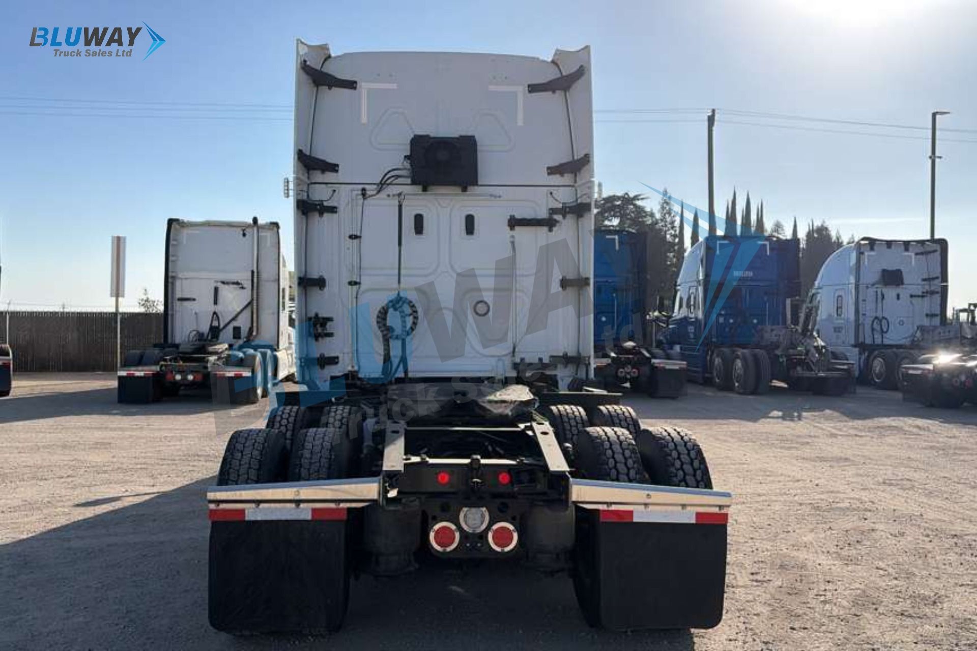 2025 Freightliner Cascadia — photo 5 of 8
