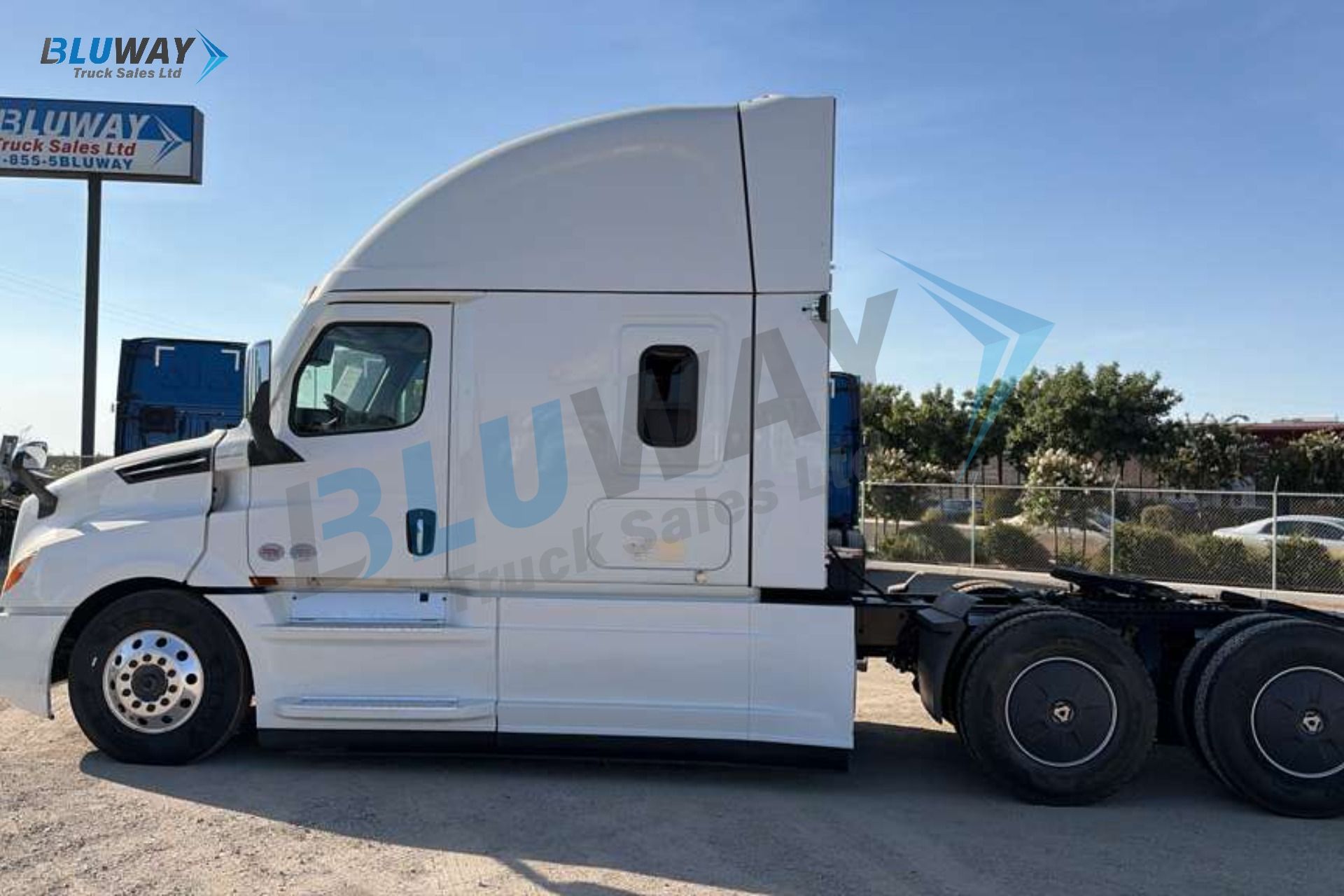 2025 Freightliner Cascadia — photo 2 of 8