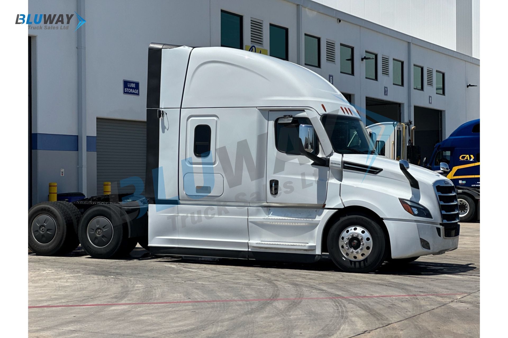 2025 Freightliner Cascadia โ photo 3 of 8