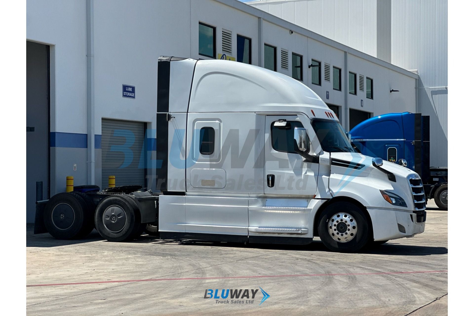 2025 Freightliner Cascadia — photo 3 of 8