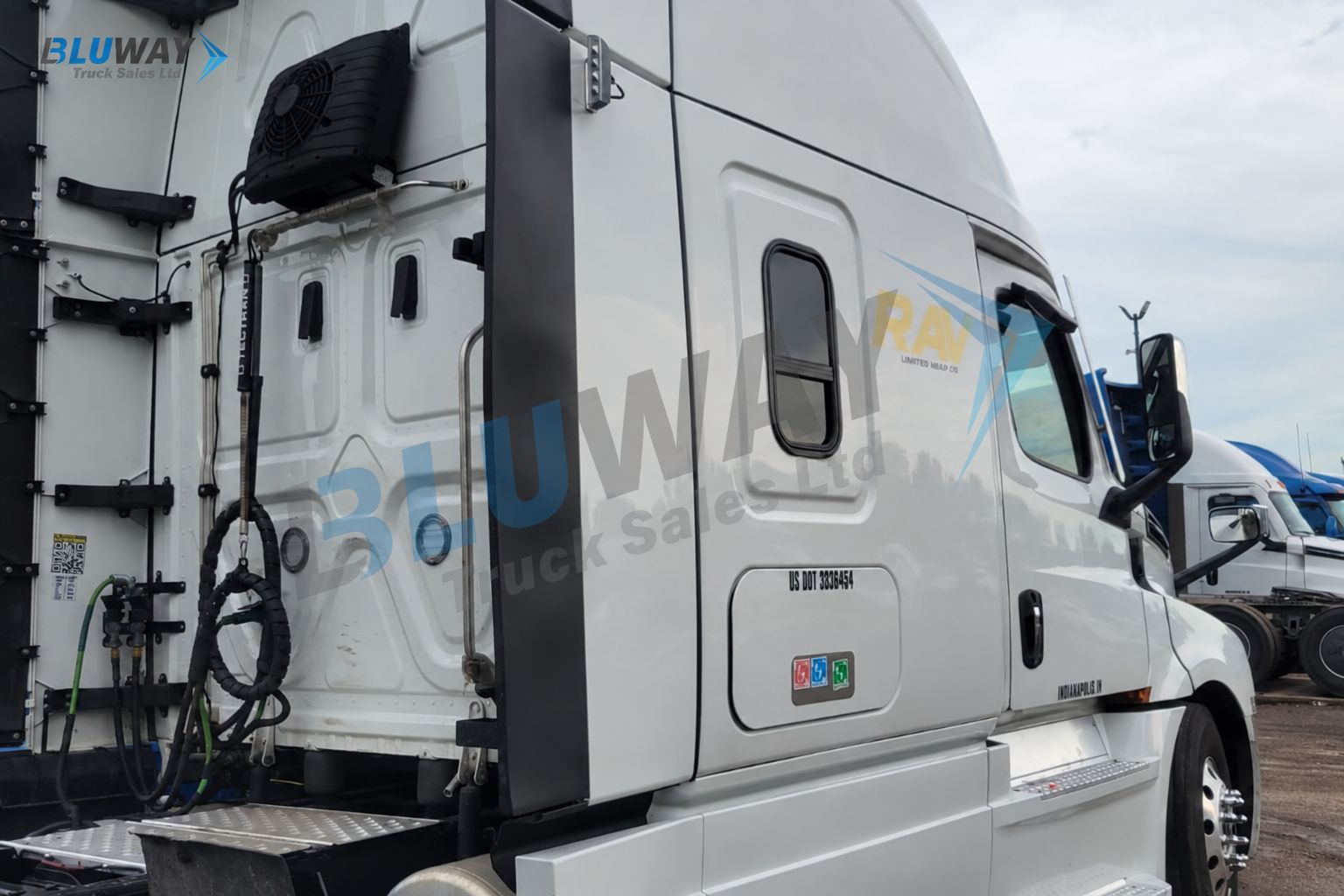 2025 Freightliner Cascadia — photo 3 of 8
