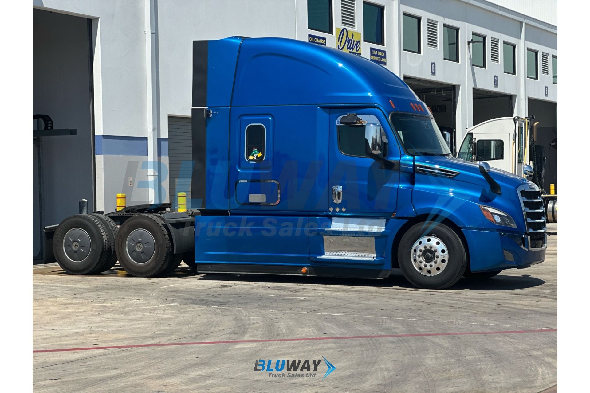 2024 Freightliner Cascadia โ photo 2 of 8
