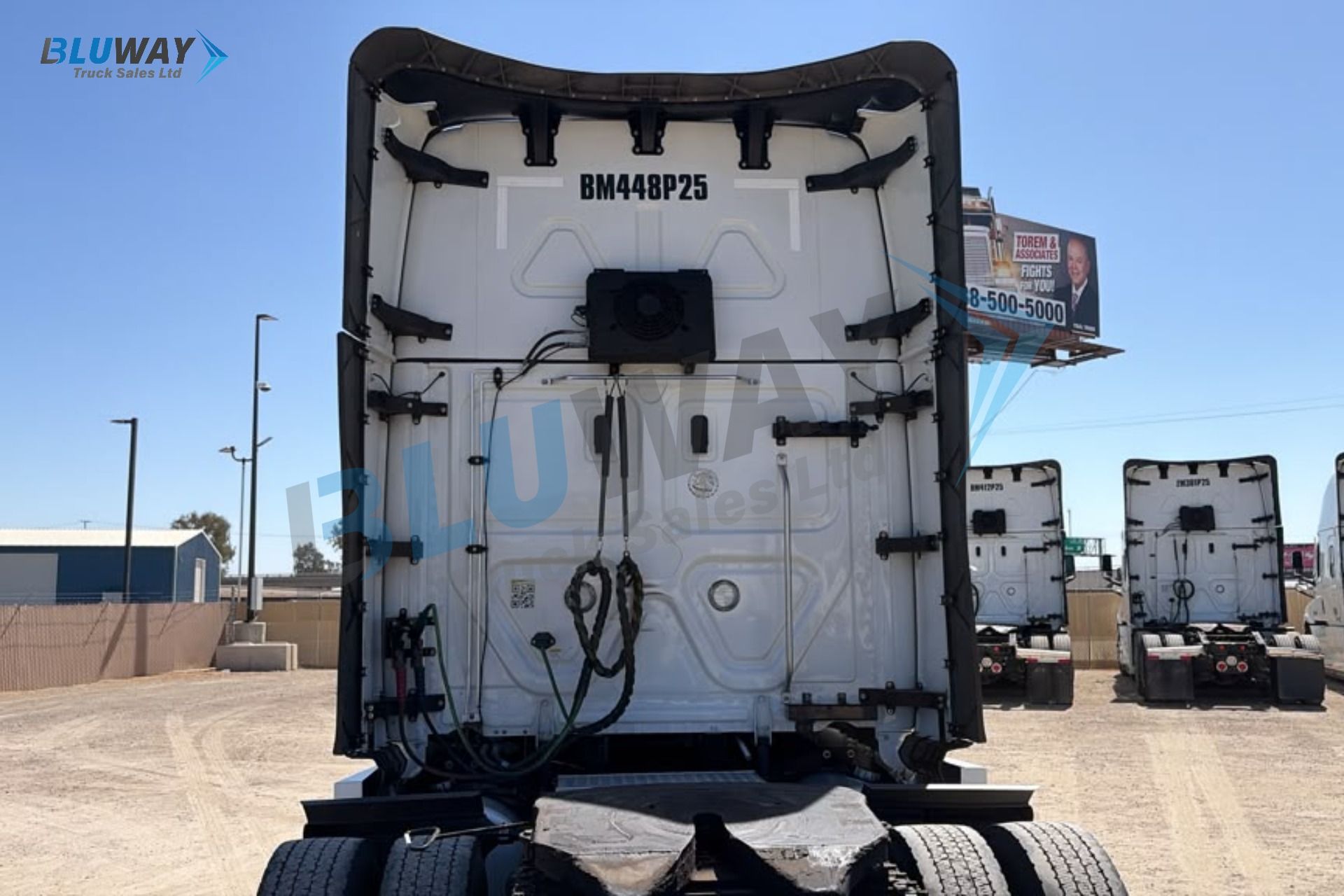 2025 Freightliner Cascadia — photo 6 of 8