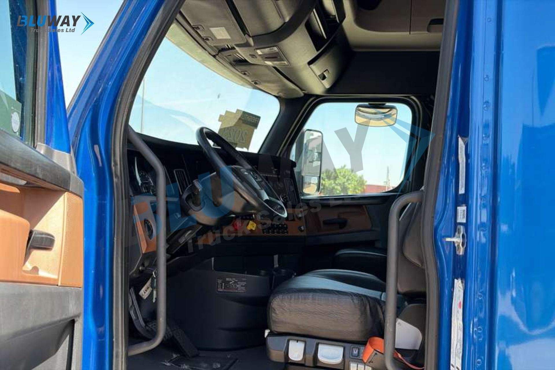2023 Freightliner Cascadia — photo 8 of 8