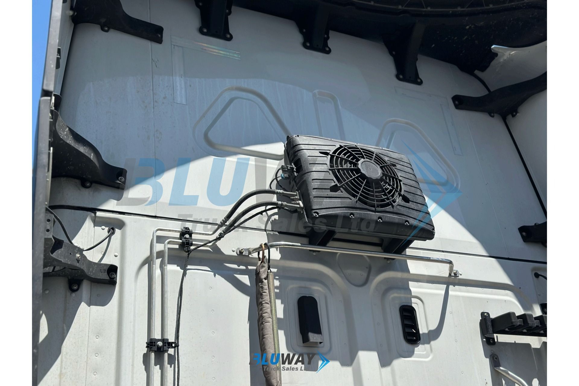 2025 Freightliner Cascadia — photo 8 of 8