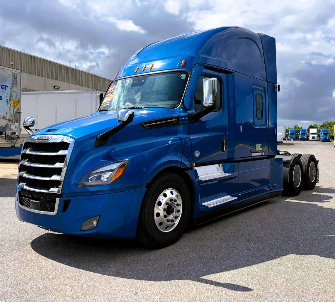 2024 Freightliner Cascadia — photo 2 of 8
