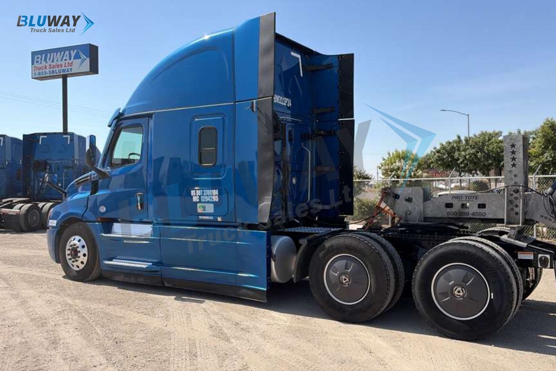 2024 Freightliner Cascadia — photo 2 of 8