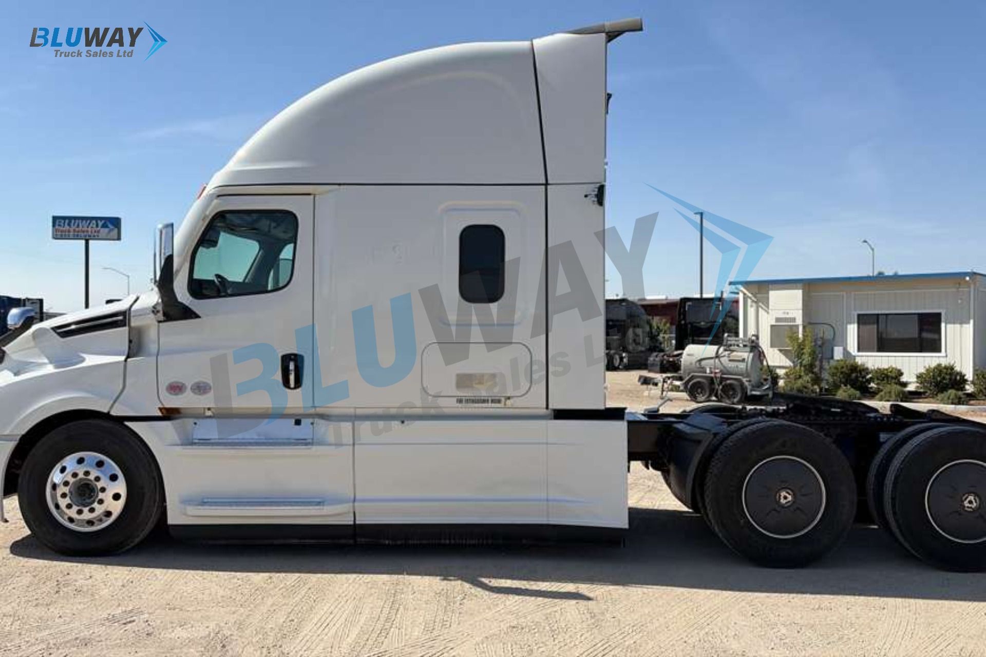 2025 Freightliner Cascadia — photo 2 of 8