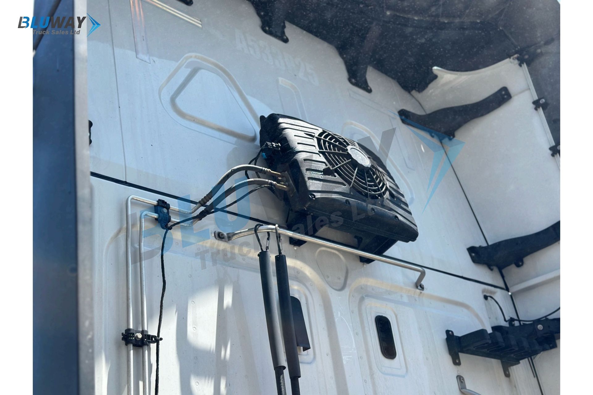 2025 Freightliner Cascadia โ photo 5 of 8