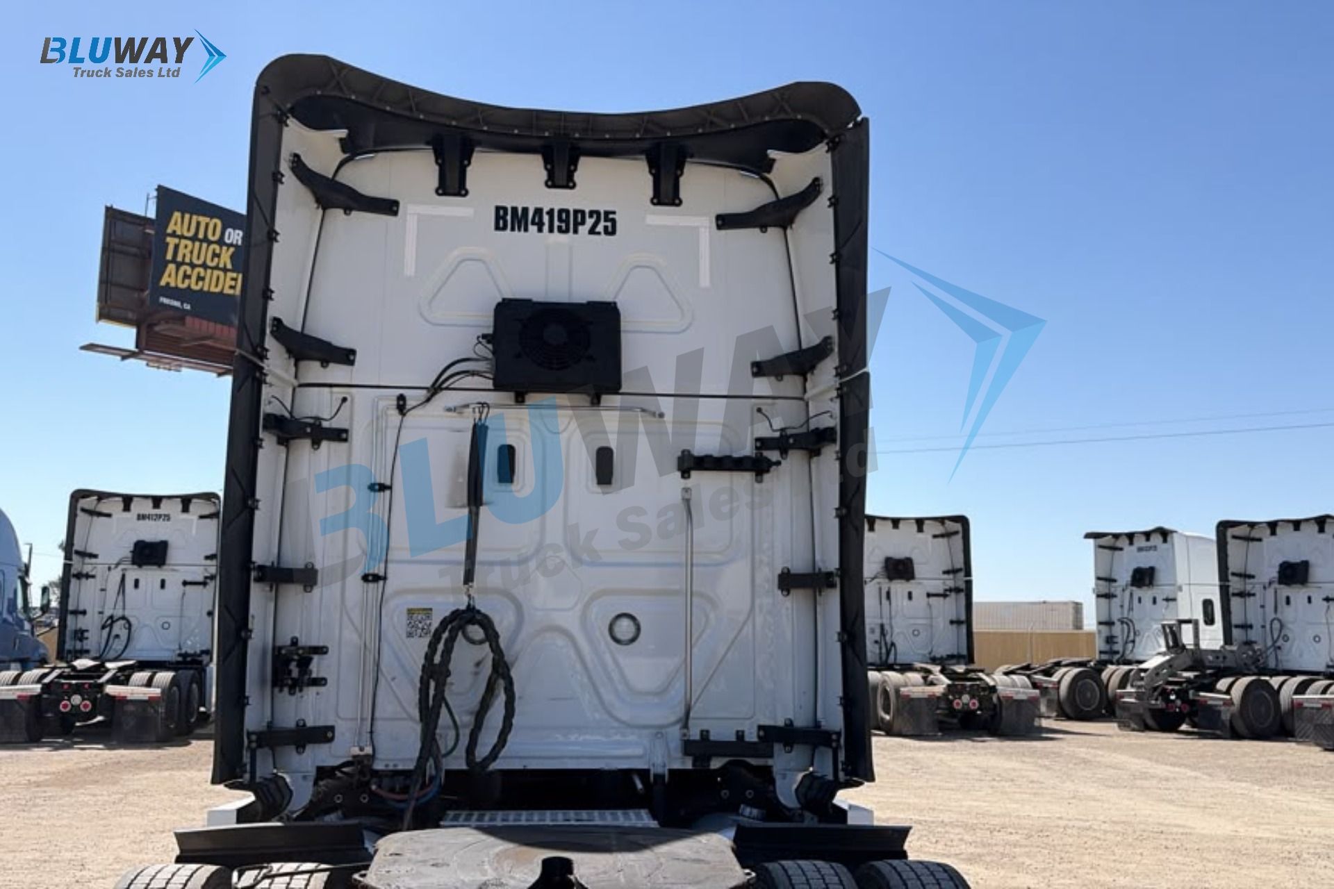 2025 Freightliner Cascadia — photo 6 of 8