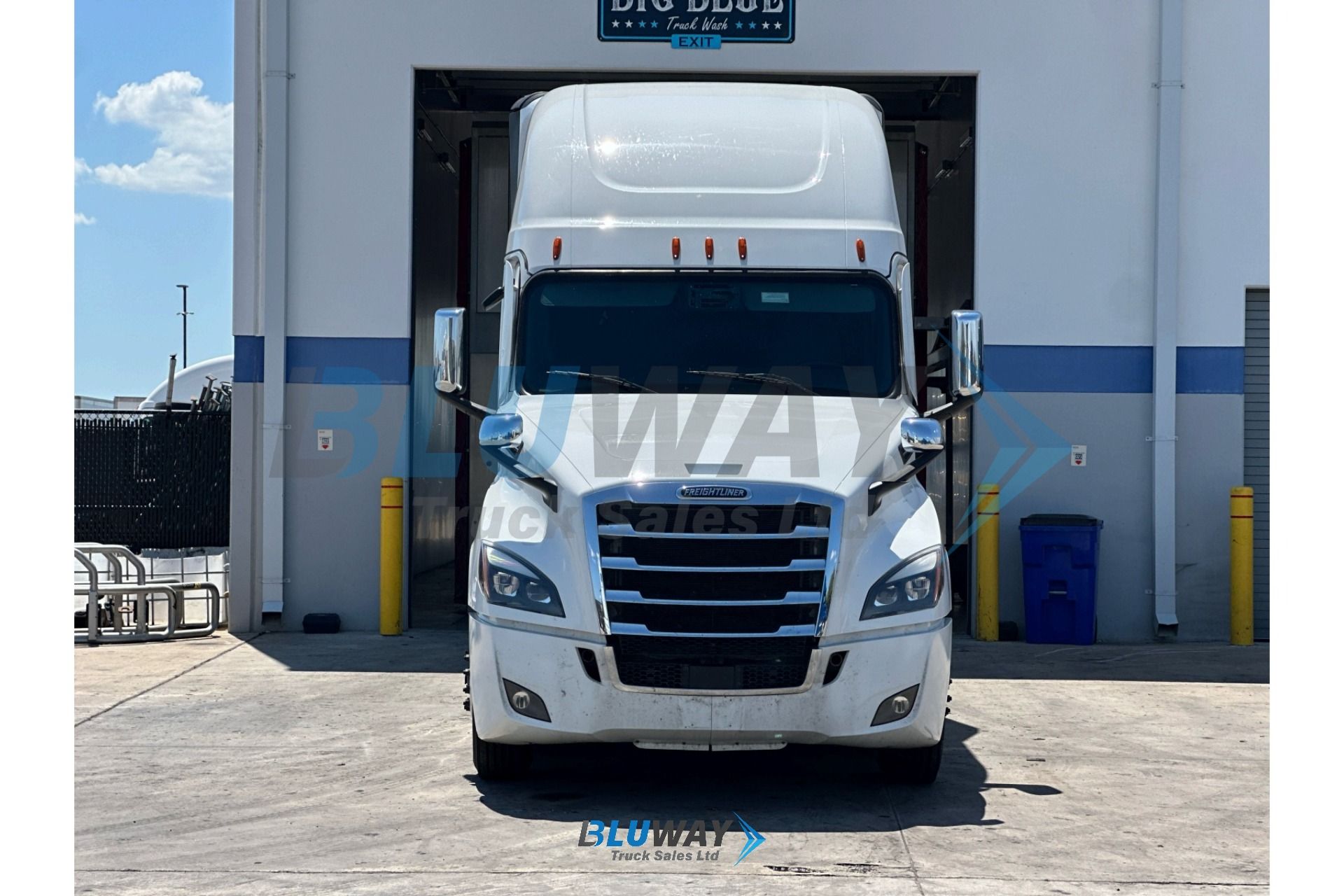 2025 Freightliner Cascadia — photo 2 of 8