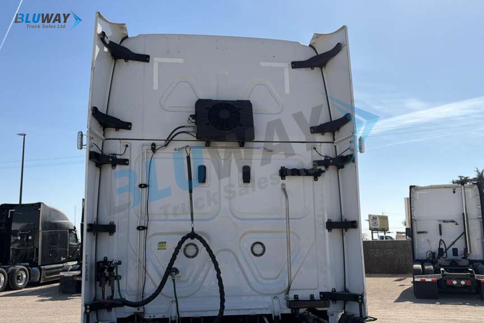 2025 Freightliner Cascadia — photo 7 of 8