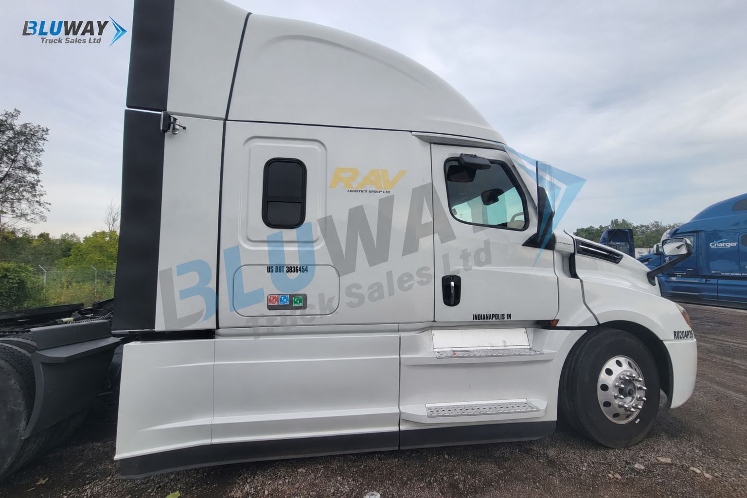 2025 Freightliner Cascadia — photo 4 of 8