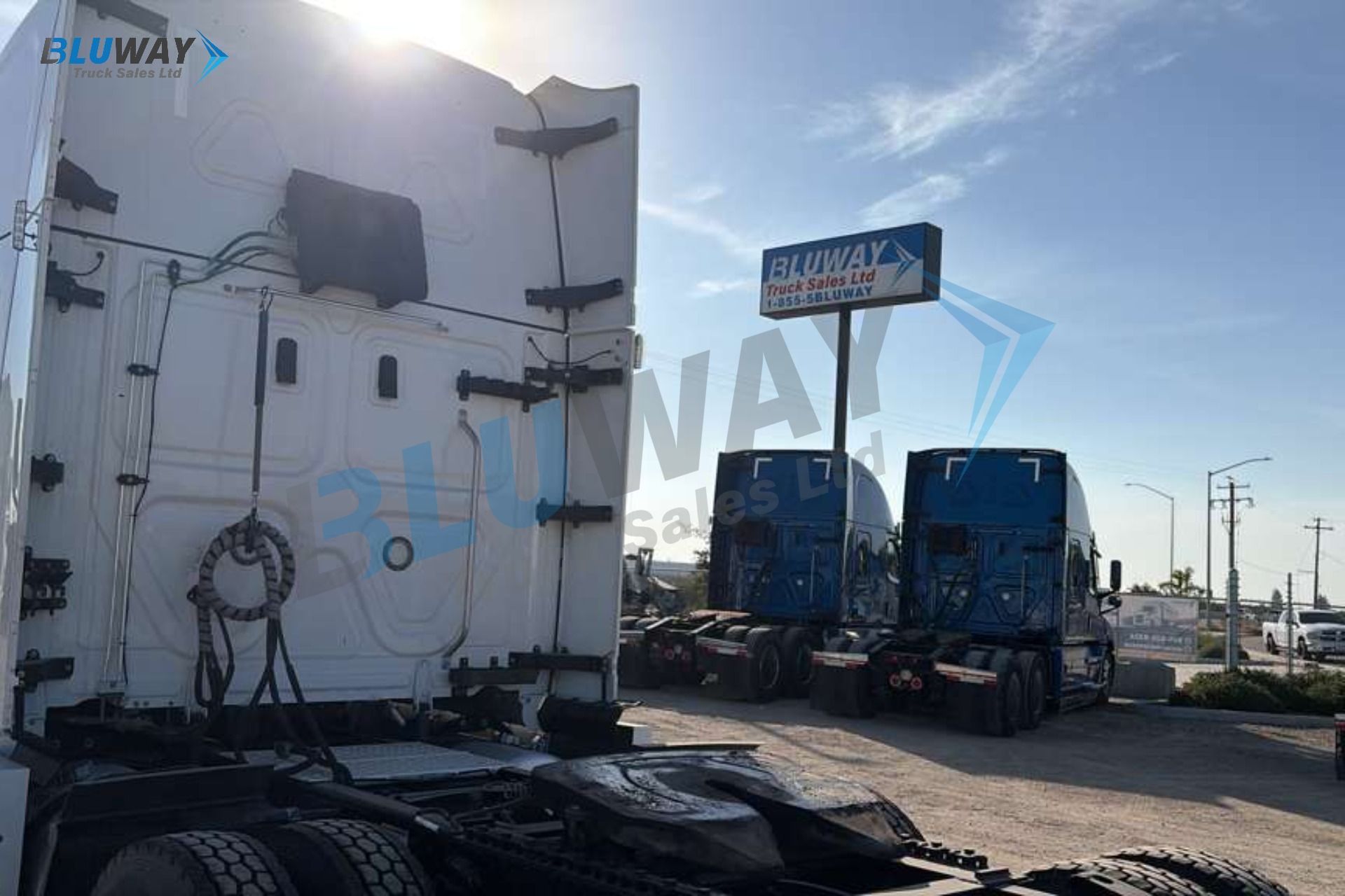 2025 Freightliner Cascadia — photo 6 of 8