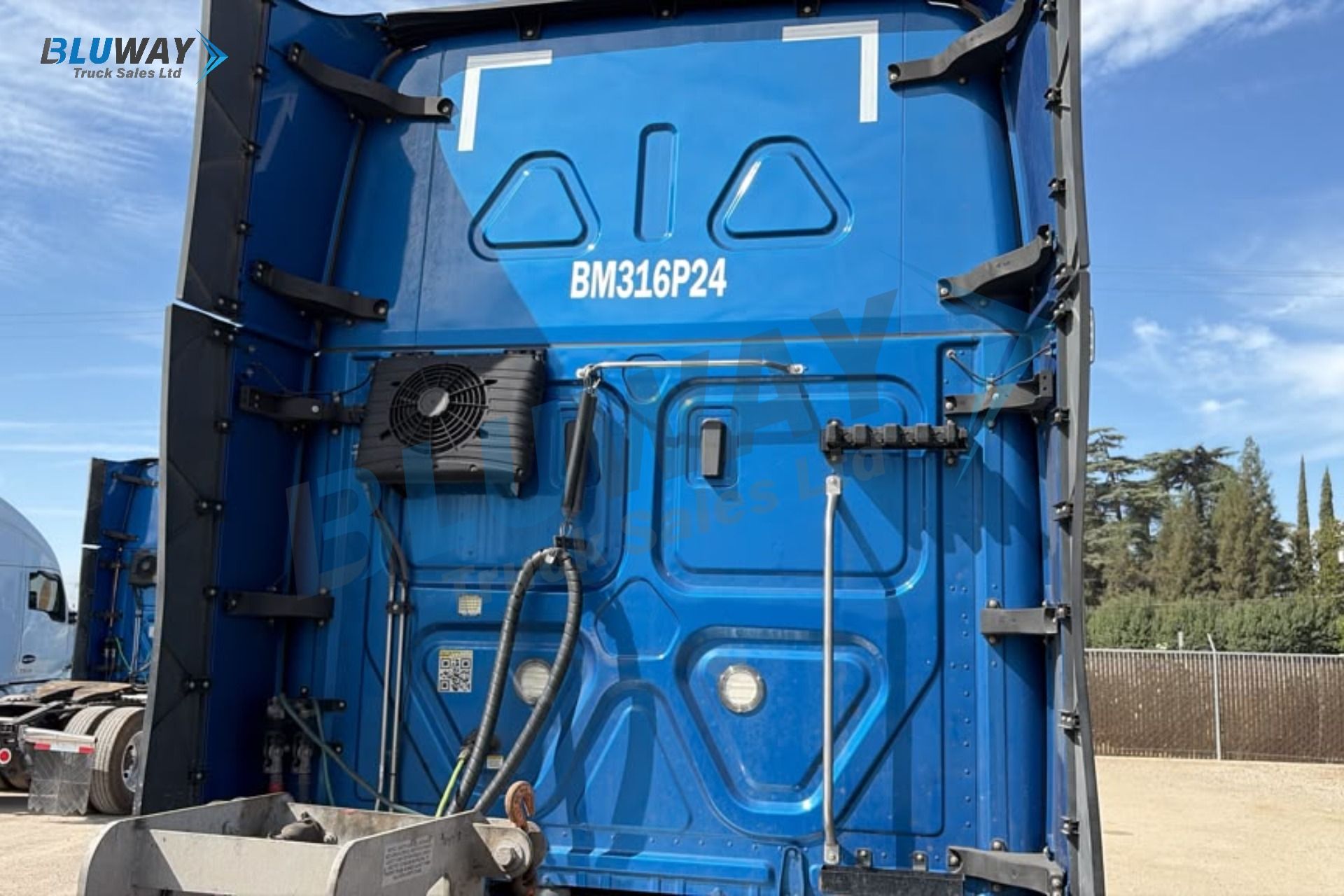 2024 Freightliner Cascadia — photo 6 of 8