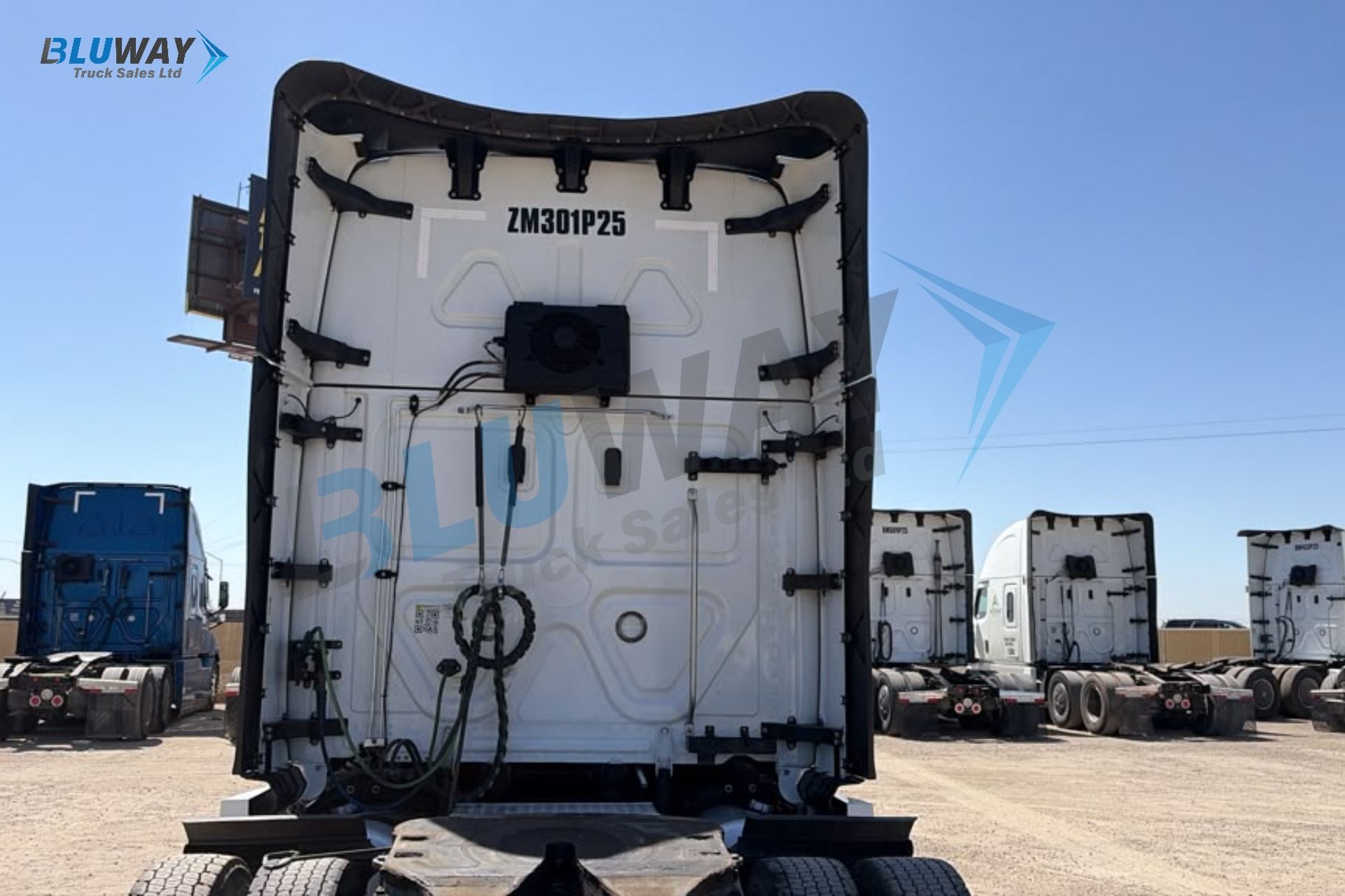 2025 Freightliner Cascadia — photo 7 of 8