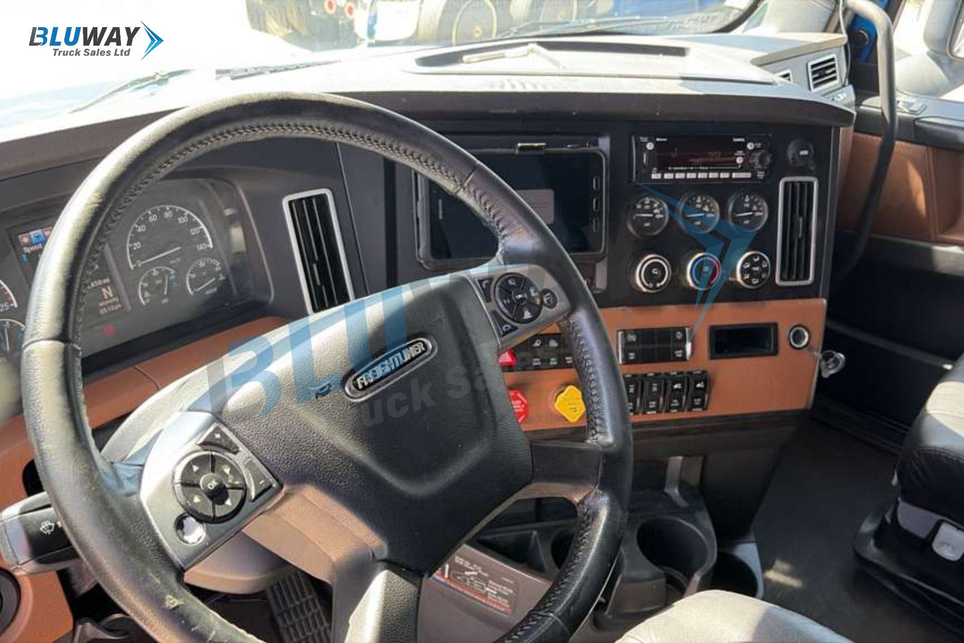 2024 Freightliner Cascadia — photo 7 of 8