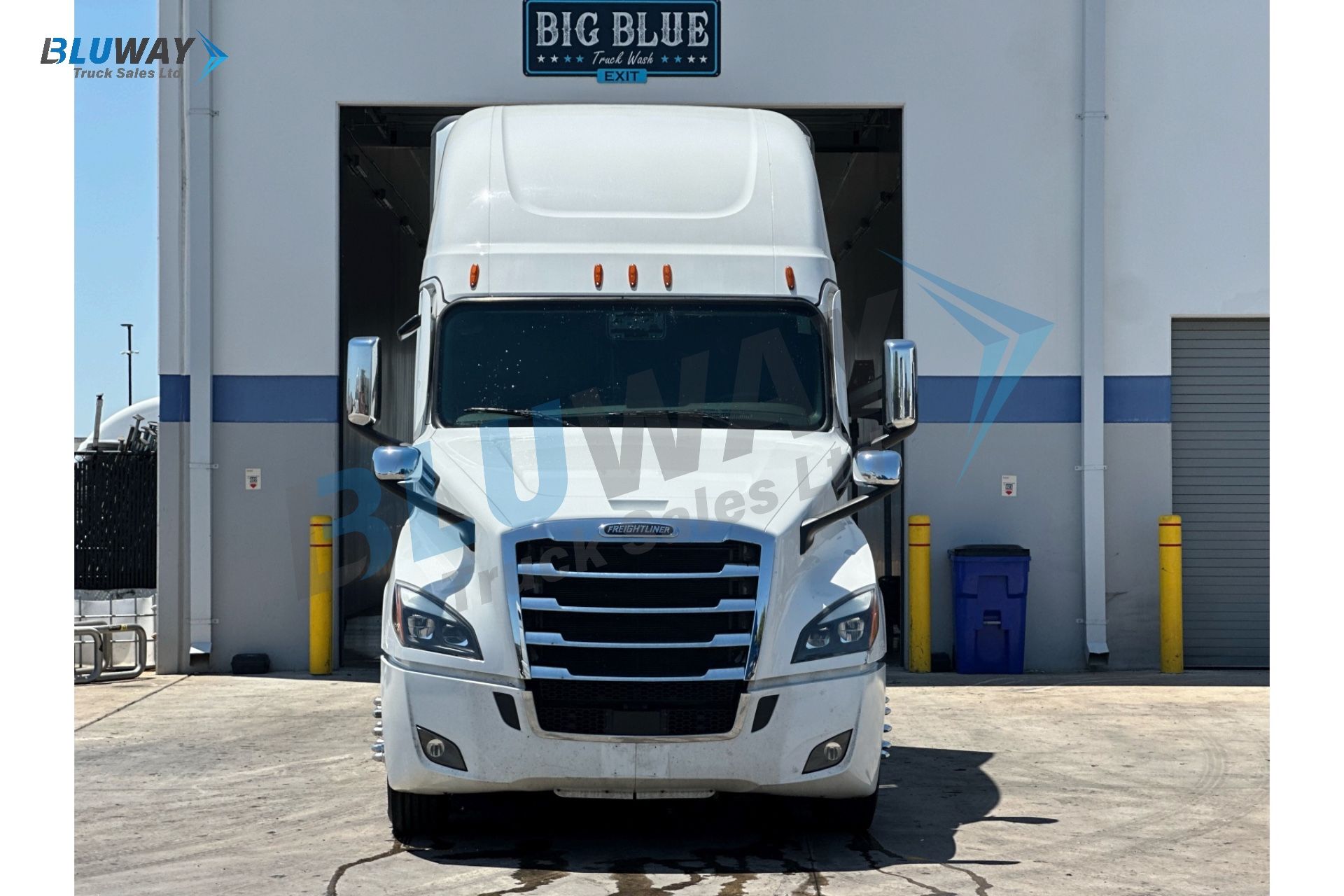2025 Freightliner Cascadia โ photo 2 of 8