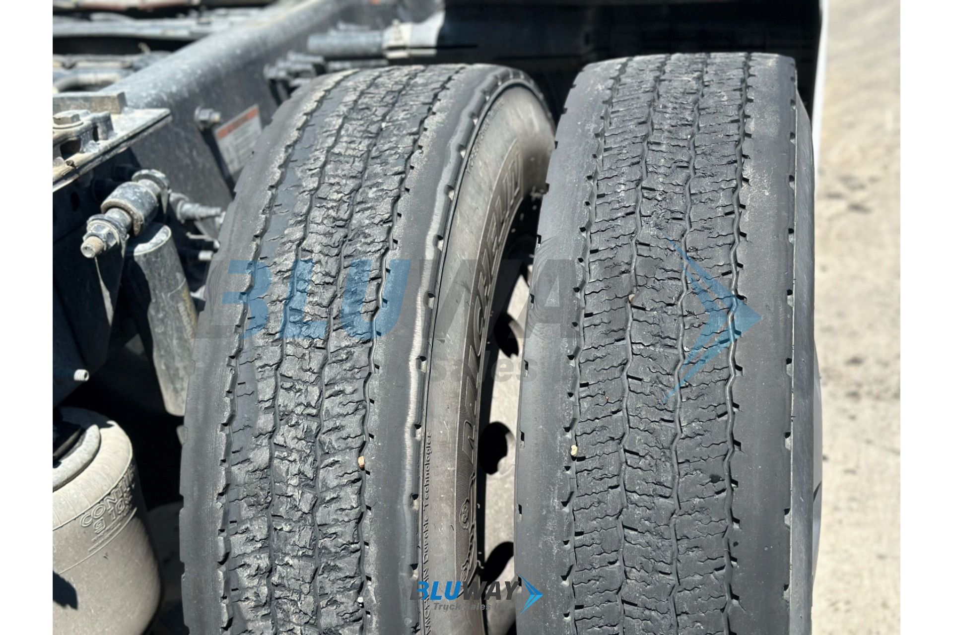 2025 Freightliner Cascadia — photo 5 of 8