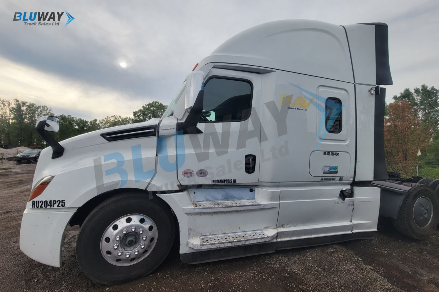 2025 Freightliner Cascadia — photo 7 of 8