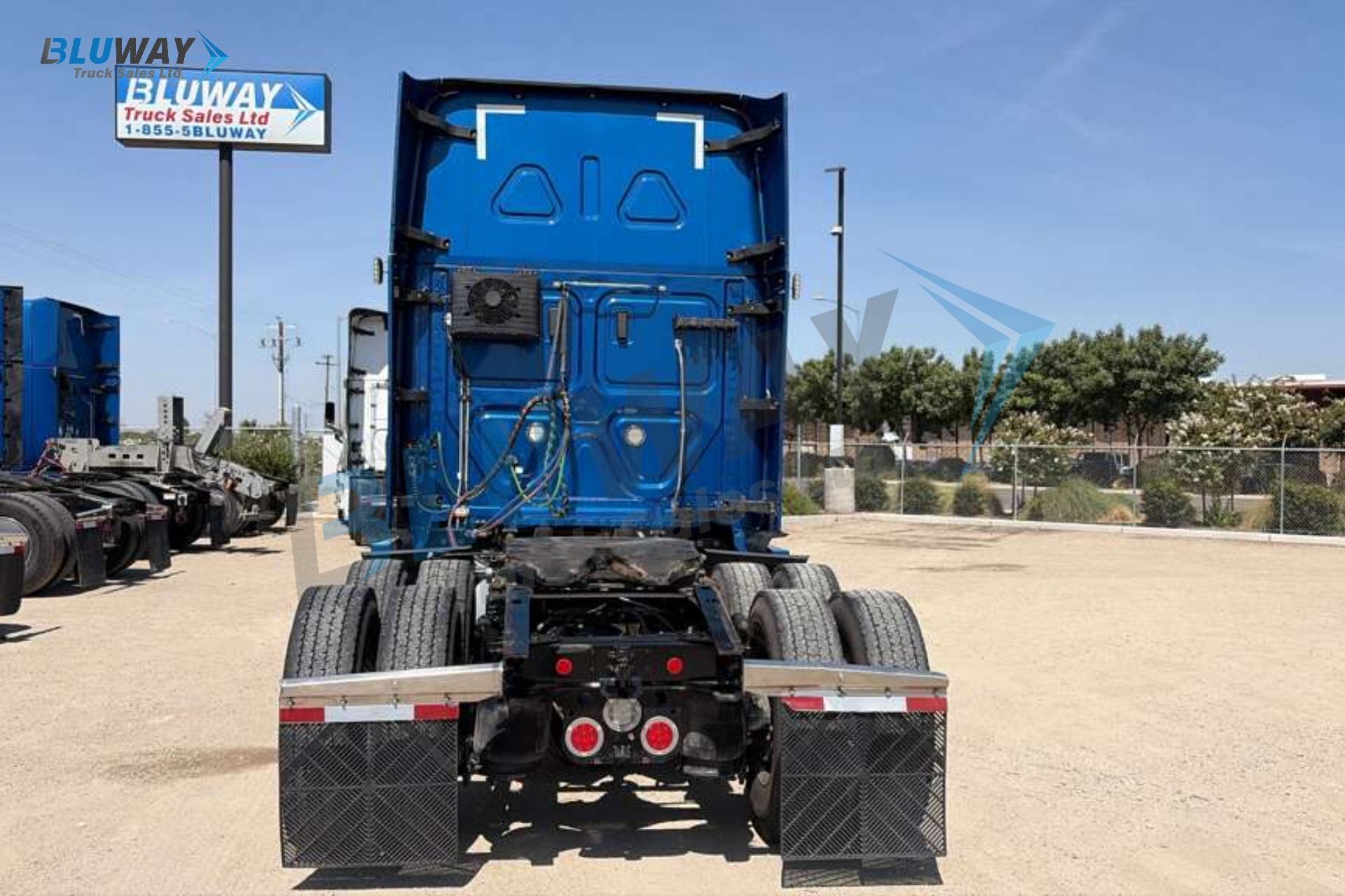 2023 Freightliner Cascadia — photo 2 of 8